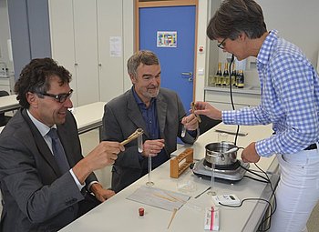 Oberbrgermeister Christof Florus und Schulleiter Dr. Roland Purkl beim Experimentieren im neuen Bio-Raum. Foto: StVw<br />
