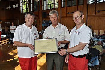 Anerkennung f�r hervorragendes Ehrenamt: Roland Ulrich, Vorsitzender des DRK-Ortsvereins Ottenau (links), und Uwe Matz, Ottenauer DRK-Bereitschaftsleiter (rechts), nehmen die Dankesurkunde von Franz Schmidt, Werbe- und Organisationsleiter Baden beim DRK, entgegen. Foto: Slobodan Mandic