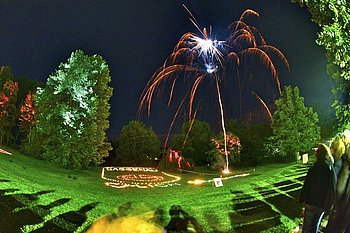 Das Feuerwerk ist das Sahnehubchen eines reichhaltigen und abwechslungsreichen Programms mit vielen Hhepunkten. Foto: Uwe Rder