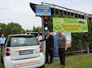 Gr�nes Licht f�r die solarbetriebene Elektrotankstelle der Carl-Benz-Schule. Foto: StVw