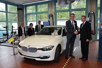 Die Schlssel des Hybrid-BMW nimmt Landrat Jrgen Buerle gerne entgegen. Foto: StVw