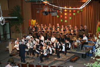Chor und Harmonika-Orchester beim Konzert am 05. Mai 2007