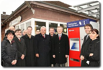 Einweisung in den neuen Fahrkartenautomaten der Bahn in Gaggenau