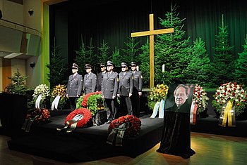 Er liebte den Schwarzwald: Rund 1.000 Menschen gaben Dr. Thomas Sch�uble das letzte Geleit. Foto: Mandic