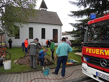 Tatkr�ftiges Ehrenamt: Die H�rdener legen Hand an, um vier Notrufs�ulen zu errichten. Foto: privat