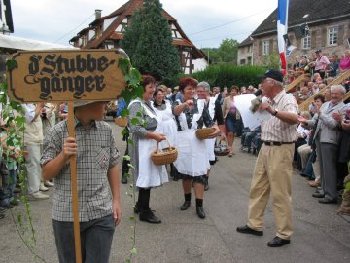 Traditionell findet ein Umzu beim Michelbacher Dorffest statt.