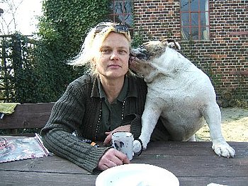 Pressefoto von Karen Duve mit Hund