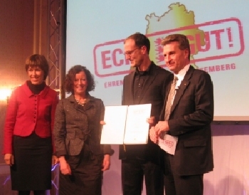 Vorsitzender Dirk Bhmer und Brgermeisterin Brigitte Schuble nahmen die Auszeichnung in Stuttgart entgegen. 