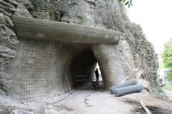 Vor Steinschlag sicher ist jetzt die Fahrt/der Gang durch den Tunnel des beliebten Elefantenweges.