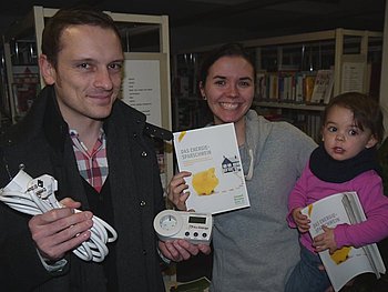 Interesse am Energiesparpaket der Stadtbibliothek zeigten Helene und Andjelko Jensen mit Tochter Melina. Foto: StVw