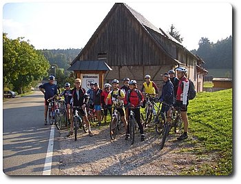 Auf dem Foto sieht man viele Radfahrer, die einen von Gaggenau und manche von Annemasse. Stdtepartnerschaft per Rad.