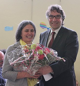 Oberbrgermeister Christof Florus gratuliert Heidi Feix-Trost zum neuen Amt als Rektorin der Grundschule Michelbach. Foto: StVw 