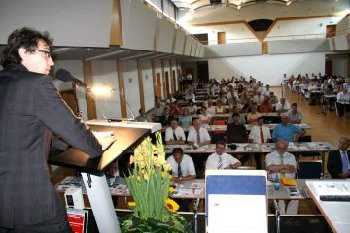 Oberbrgermeister Florus erffnet den Vortrag des Berufsverbandes der Kommunalen Finanzverwaltungen in der Jahnhalle.
