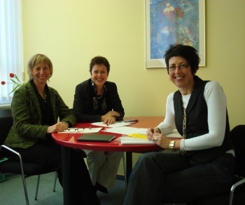 Zu einem Frauenfr�hst�ck anl�sslich des Internationalen Frauentages laden erstmals die kommunalen Frauenbeauftragten Carmen Merkel (Gaggenau) (re.) und Petra Heinisch-Hildenbrand (Rastatt) gemeinsam mit den IG Metall Frauen Gaggenau (in der Mitte die 2. Bevollm�chtigte Claudia Peter) ein. 