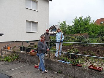 Pflegen die Gr�nanlage gegen�ber dem Rathaus in Freiolsheim: Wolfgang Krauss, Regine Zimmer und Marianne Krauss (v.l.)