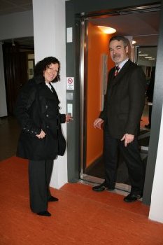 Brigitte Schuble und Roland Purkl nehmen den Aufzug in Betrieb.
