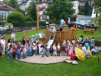 Die Kindergartenkinder aus dem Kindergarten Hrden feiern ein Sommerfest mit ihren Eltern und Familien. Zu Gast ist auch Oberbrgermeister Christof Florus.