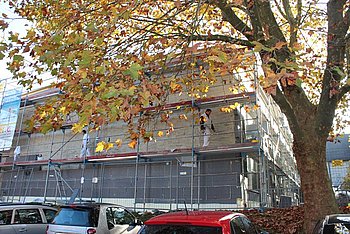 Im unteren Bereich der Fassade sind die neuen D�mmplatten schon angebracht. Foto: StVw<br />
