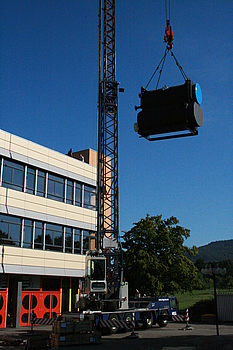Ein Kran zieht die neue Heizkesselanlage zum Einbau auf das Dach der Realschule. Foto: StVw<br />
