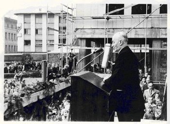 Festansprache von Brgermeister Josef Hollerbach anlsslich <br />
des Richtfests mit nachtrglicher Grundsteinlegung <br />
am 25. Oktober 1957. Foto: Stadtarchiv
