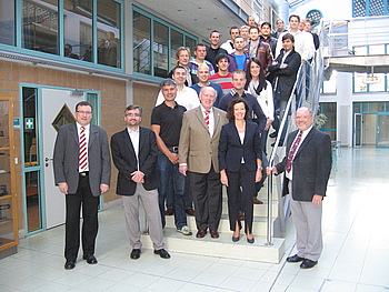 B�rgermeisterin Brigitte Sch�uble im Kreis der Studenten und Verantwortlichen der Carl Benz Business School. Foto: privat