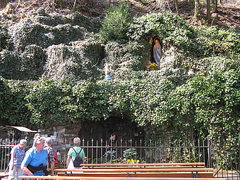 Mariengrotte<br />
Die Lourdes-Grotte -Lourdesgrotte, Mariengrotte-, errichtet im Jahr 1912, wurde von Familie Koch gestiftet und liegt etwa 10 Minuten von der Kropsburg entfernt. <br />
Im Kleinod (Richard Platz) findet sich folgende Beschreibung:<br />
Wir stehen an geweihter Sttte. Der Fremde, ohne Konfessionsunterschied, drfte sich des tiefen Eindrucks nicht erwehren knnen, wo die Natur solche seelenheilende Pltzchen hervorzaubert. Die geschickte Anlage der gewaltigen Grotte und der sich davor ausbreitende groe freie Platz mit seiner Cypressenallee, sowie der knstlerisch angelegte Rosengarten erhhen den Eindruck noch ganz enorm. Die Stille und Andacht dieses Fleckchens wird durch das Pltschern des vor der Grotte tanzenden Springbrunnens und lieblichen Gesngen der Vgel stimmungsvoll beeinflut, soda die Weihe des Ortes so recht hervortritt und die Grotte in vollster Glorie erstrahlt. Wir verlassen diese heilige Sttte in nachhaltigstem Eindrucke.