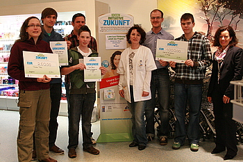 Erster Preis f�r den Erhalt der Streuobstwiese im Murgtal: B�rgermeisterin Brigitte Sch�uble gratulierte der Realschule. Foto: StVw