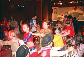 Kinder tanzen in der Wiesentalhalle