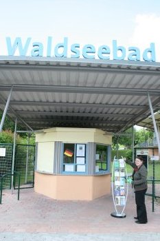Einen neuen Infostnder gibt es vor dem Eingang des Waldseebades. Er wird bestckt mit Prospektmaterial von Stefanie Karcher von der Tourist-Info Gaggenau.