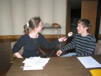 Moderatorin des SWR 1 interviewt ein Mitglied des Jugendgemeinderates.