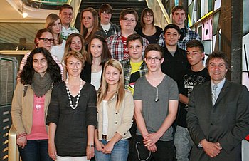 Der neue Jugendgemeinderat mit Oberb�rgermeister Christof Florus nach Verk�ndung des Wahlergebnisses im Rathaus. Foto: StVw