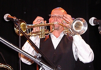 Pressefoto des Startrompeters Joe Louis, bei dem er mit zwei Trompeten gleichzeitig spielt