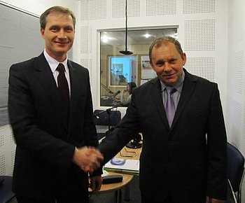 Herausforderer Miroslaw Owczarek gratuliert Jacek Walzczak (links) zum Wahlsieg.