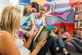 gezeigt werden lesende Jugendliche in der Stadtbibliothek Gaggenau