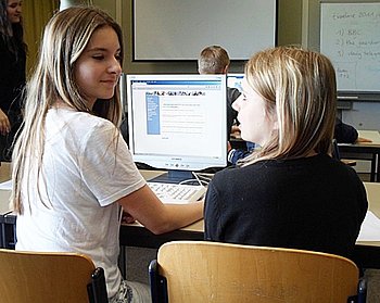 Bild Jugendliche vor Computer