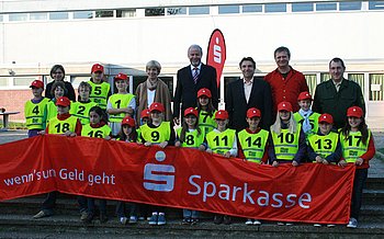 Die gesch�ftsf�hrende Schulleiterin der Gaggenauer Schulen, Rosemarie W��ner-Schinke, Oberb�rgermeister Christof Florus und Sch�ler der Hans-Thoma-Schule bedanken sich im Namen aller Gaggenauer Grundschulen beim Sparkassenvorstand Dieter Kraft f�r das Sponsoring. Foto: StVw    