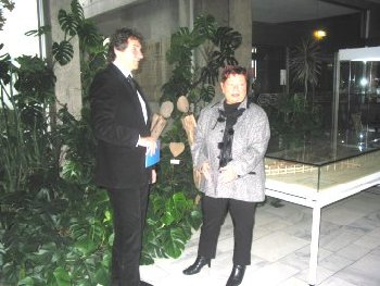 Oberbrgermeister Christof Florus und Ursula Klmel vor der Skulptur im Rathaus-Foyer.