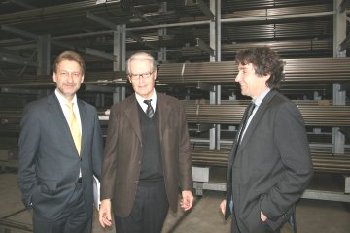Landrat Jrgen Buerle und OB Christof Florus bei der Firma Knig Metall mit Geschftsfhrer Herrn Zwiebelhofer.