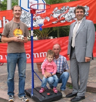 Engagiert fr die Sache der Kinder: Auch OB Christof Florus untersttzt den Verein KINDgenau und dessen Vorsitzenden Dirk Bhmer (links). Foto: privat
