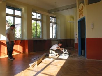 Im Kindergarten in der Marxstrae in Ottenau wird derzeit das Parkett abgeschliffen und versiegelt. Darber hinaus finden umfangreiche Malerarbeiten statt.