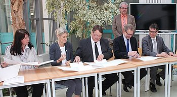 Die Verantwortlichen bei der Kooperationsvertragsunterzeichnung zwischen Hans-Thoma-Schule und Carl-Benz-Schule. Foto: StVw