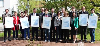 Die Vertragspartner der Pflegeeinrichtungen und Schulen freuen sich auf die k�nftige Zusammenarbeit. Foto: StVw