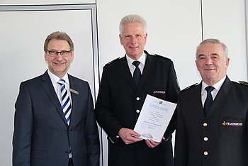 Der Gaggenauer Feuerwehrkommandant Dieter Spannagel mit Landrat Jrgen Buerle und Kreisbrandmeister Manfred Tremmel. Foto: privat<br />
