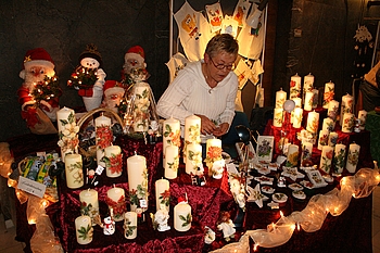 Auch vorweihnachtliches gibt es beim K�nstler- und Kunsthandwerkermarkt. Foto: StVw<br />
