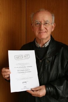 Manfred Reufsteck, der sich um den Umweltschutz hohe Verdienste erworben hat, mit der Urkunde, die er vom Land Baden-Wrttemberg erhielt.<br />
