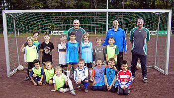 Teilnehmer beim F-Jugendtraining mit ex KSC Spieler Stefan Mees