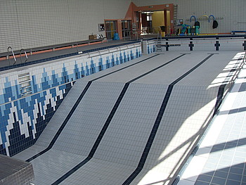 Ein seltener Anblick: Das leergepumpte Schwimmbecken im Murgana. Foto: StVw