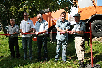 Mit dem symbolischen Durchschneiden eines Bandes wurde die Murgleitererweiterung er�ffnet. Foto: StVw<br />
