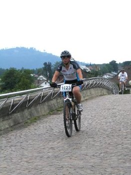 Gaggenau per Rad: Zwei Biker fahren beim Sport+Spa 2006 ber die Flrscheimbrcke.