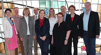 Das Organisationsteam des �Netzwerkes Beruf und Familie in Gaggenau� traf sich erstmals im Gaggenauer Rathaus. Geleitet wird das Team, das sich aus den Personalleitungen Gaggenauer Unternehmen zusammensetzt, von Carmen Merkel, Stadt Gaggenau, (li.) die zusammen mit Christine Westermann, Mercedes Benz Gaggenau, (2. v. re.) das Konzept entwickelt hat. Foto: StVw
